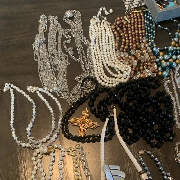 HUGE vintage jewelry lot! - Picture 4 of 7